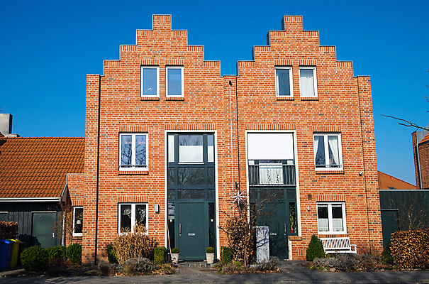 포토 JPG 해외이미지 전통 외관 도로 비즈니스 건축양식 가족 하늘 영국 아파트 주택 독일 잔디 사람없음 빨간색 파란색 문 정원 보행로 재산 쌍둥이 커뮤니티 타운 계단식 이웃 줄서기 진짜 해외포토 식물 건축 유럽 길 컬러 관계 교통시설 모션 건물 금융 도시 파일형식 이미지허브