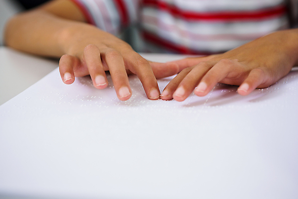 포토 JPG 해외이미지 라이프스타일 손 실내 신체부위 독서 책상 시각장애인 점자 손짚기 점자책 해외포토 가구 사람 손짓 내부 생활 책 장애인 파일형식 이미지허브