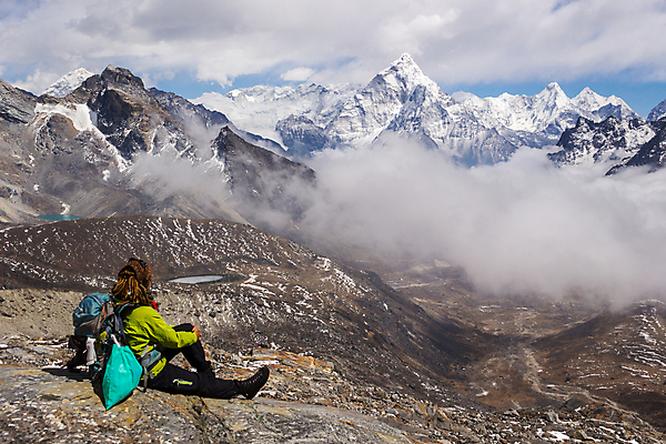 포토 JPG 해외이미지 구름 라이프스타일 응시 공원 여자 여행 배낭 자연 하늘 휴가 산 앉기 풍경 사람없음 야외 파란색 머리카락 트래킹 하이킹 안개 정상 네팔 전국 절정 하이커 히말라야 해외포토 자연요소 시선 공공시설 아시아 컬러 가방 모션 레저 날씨 사람 생활 머리 생태계 파일형식 산맥 이미지허브