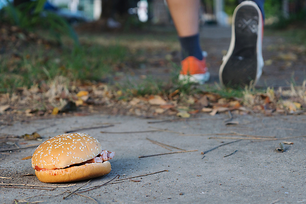 포토 JPG 해외이미지 주간 라이프스타일 다이어트 발 야외 신체부위 걷기 건강관리 하반신 햄버거 결심 버리기 실천 해외포토 자연요소 컨셉 모션 패스트푸드 건강 관리 사람 생활 파일형식 이미지허브