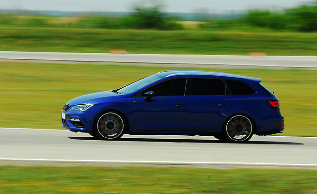 포토 JPG 해외이미지 디자인 도로 여행 이동 비즈니스 교통시설 모션 자동차 거리 사람없음 파란색 힘 운전 바퀴 고속도로 운전사 휘발유 속도 디젤 방법 블러 자동 해외포토 직업 길 육상교통 컬러 교통 컨셉 석유 시설 파일형식 이미지허브