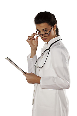 포토 JPG 해외이미지 백인 모델 직업 1 학생 손 여자 종이 안경 얼굴 백그라운드 컨셉 유니폼 청진기 노동자 갈색머리 건강 사람 성인 사람없음 약 우주 간호사 의사 흰색 표현 문서 폴더 처방 의심 고립 서류판 심각 해외포토 서양인 헤어스타일 잡화 옷 감정 컬러 의학 의료기기 신체부위 사무용품 의료진 파일 파일형식 이미지허브