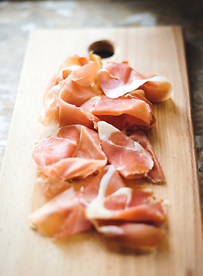 포토 JPG 해외이미지 전통 접시 음식 조각 백그라운드 재료 치즈 건강 육류 돼지고기 요리 사람없음 목재 빨간색 초록색 주방 식사 이탈리아 흰색 신선 파마 소시지 맛 상품 먹기 허브 햄 슬라이스 베이컨 후추 로즈메리 훈제 내추럴 단백질 스페인어 식품점 해외포토 나무 식물 헤어스타일 식기 유럽 컬러 컨셉 식재료 모션 유제품 상점 가공식품 향신료 영양소 파일형식 이미지허브