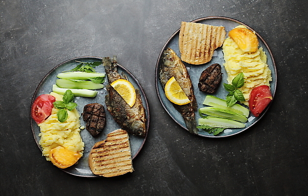 포토 JPG 해외이미지 접시 토마토 오이 실내 스테이크 요리 사람없음 하이앵글 레몬 토스트 생선구이 바질 건강식 매시드포테이토 해외포토 식기 음식 빵 뷰포인트 채소 과일 서양음식 내부 구이 생선요리 파일형식 이미지허브