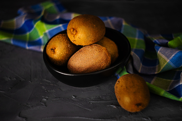 포토 JPG 해외이미지 그릇 검은배경 실내 키위 사람없음 해외포토 식기 백그라운드 과일 내부 검은색 파일형식 이미지허브