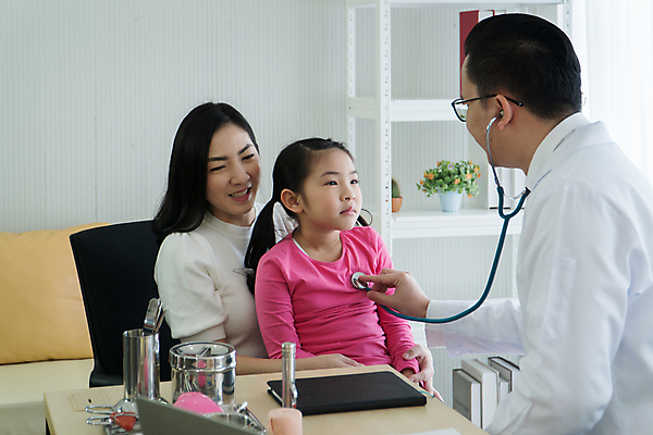 포토 JPG 해외이미지 직업 웰빙 여자 딸 행복 어린이 가족 청진기 엄마 함께함 건강 병원 대화 미소 사람 동양인 성인 세명 약 믿음 고통 환자 의사 질병 서비스 컨설턴트 방문 돌봄 소아과의사 조언 헬프 해외포토 감정 컨셉 의학 관계 의료기기 모션 표정 말하기 인종 의료진 도움 전문직 상담 파일형식 이미지허브