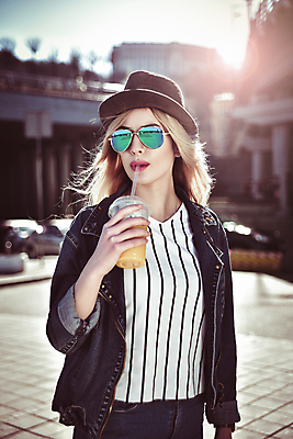 포토 JPG 해외이미지 모델 1 라이프스타일 여자 행복 얼굴 백그라운드 유리 거리 건강 한명 사람 성인 야외 컵 강 선글라스 유행 맑음 주스 기쁨 신선 도시 칵테일 정상 인기 해외포토 식기 감정 안경 음료 재질 날씨 주류 생활 신체부위 파일형식 이미지허브