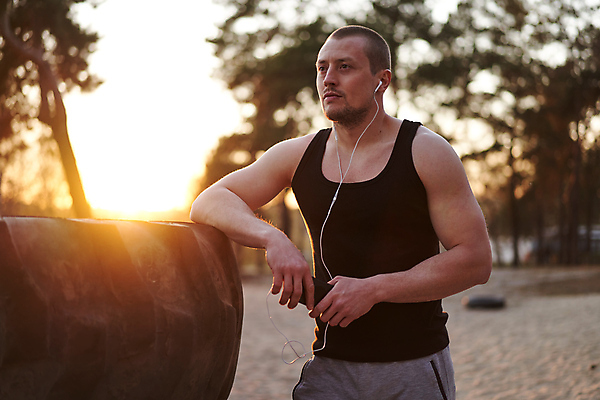 포토 JPG 해외이미지 백인 라이프스타일 남자 음악 스포츠 이어폰 십자가 통신 모바일 휴식 건강 한명 사람 성인 야외 스마트폰 핸드폰 운동복 조깅 운동 헤드폰 황혼 일몰 새벽 듣기 바퀴 스마트 연습 타이어 단절 달리기선수 운동가 해외포토 자연요소 서양인 1 옷 음향기기 컨셉 모션 문화예술 생활 전자제품 스마트기기 노을 육상선수 파일형식 이미지허브