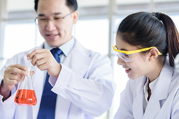 포토 JPG 해외이미지 응시 여자 남자 실험 들기 사람 동양인 성인 두명 가르침 실험실 과학자 삼각플라스크 성인만 해외포토 직업 시선 교육 과학 모션 인종 플라스크 학자 파일형식 이미지허브