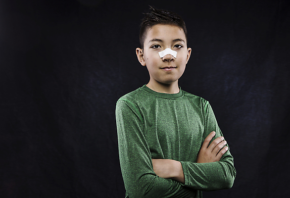 포토 JPG 해외이미지 백인 모델 1 라이프스타일 헤어스타일 응시 옷 남자 얼굴 어린이 포즈 백그라운드 셔츠 티셔츠 건강 한명 서기 사람 소년 운동 유행 흰색 표현 자신감 연습 긍정 테이프 고립 심각 어려움 운동가 스타일 해외포토 서양인 시선 감정 컬러 컨셉 상의 모션 문구용품 생활 신체부위 파일형식 이미지허브