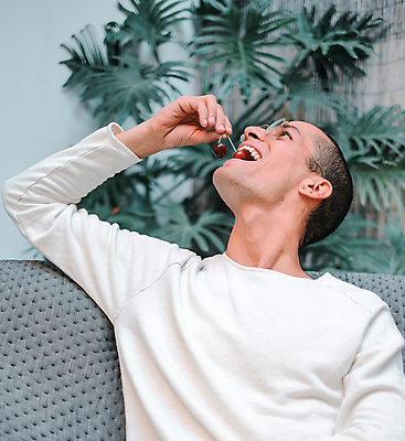 포토 JPG 해외이미지 백인 모델 유럽 안경 벽 와이셔츠 반바지 맨발 딸기 벽돌 짧은머리 건강 한명 20대 야외 소파 선글라스 유행 회색 흰색 발사 먹기 심각 이국적 저지 스타일 해외포토 서양인 1 헤어스타일 잡화 나라 컬러 컨셉 셔츠 의자 과일 바지 모션 발 사람 청년 파일형식 이미지허브