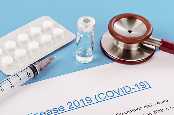 포토 JPG 해외이미지 종이 의학 청진기 실내 주사기 근접촬영 사람없음 알약 약 담기 문서 파란배경 코로나바이러스 바이알 델타변이바이러스 오미크론 해외포토 뷰포인트 백그라운드 의료기기 모션 내부 파란색 의료용품 바이러스 파일형식 이미지허브