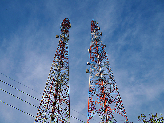포토 JPG 해외이미지 접시 산업 인터넷 통신 하늘 모바일 세포 안테나 사람없음 파란색 스마트폰 글로벌 탑 금속 장비 인공위성 흰색 시골 네트워크 전자레인지 역 연결 무선전화기 전화기 라디오 방송 전염 철탑 송신기 철강 셀룰러 해외포토 식기 건축물 컬러 교통시설 재질 전자제품 핸드폰 스마트기기 가전제품 레인지 질병 감염 파일형식 이미지허브