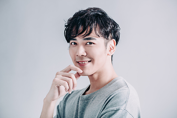 포토 JPG 해외이미지 응시 남자 한명 동양인 손짓 상반신 성인 옆모습 성인남자한명만 해외포토 1 시선 뷰포인트 모션 사람 인종 남자한명만 성인남자만 파일형식 이미지허브