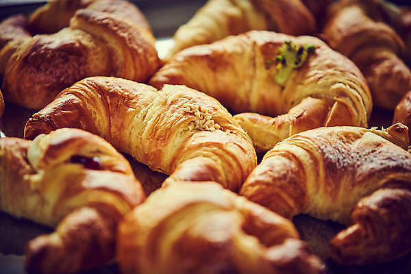 포토 JPG 해외이미지 전통 음식 백그라운드 디저트 사람없음 목재 갈색 바구니 상점 식당 초콜릿 빵집 신선 황금 달콤 아침식사 정상 굽기 롤 버터 프랑스어 번 페스츄리 해외포토 나무 문자 빵 컬러 재료 식사 맛 구이 파일형식 이미지허브