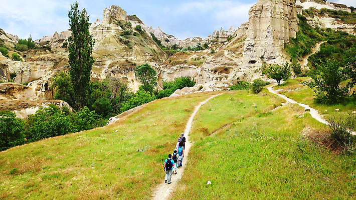 포토 JPG 해외이미지 자연 하늘 산 파노라마 카파도키아 풍경 경사 사람없음 야외 초록색 파란색 빛 맑음 봄 트래킹 하이킹 장비 그룹 황무지 정상 언덕 지역 칠면조 선로 절정 화창 해외포토 계절 컬러 조류 레저 날씨 촬영기법 생태계 파일형식 튀르키예 이미지허브