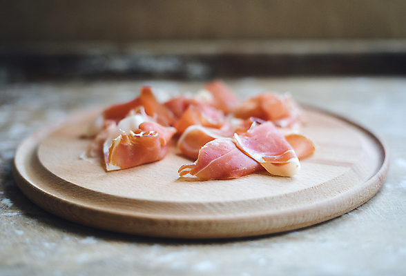 포토 JPG 해외이미지 전통 음식 백그라운드 재료 탁자 치즈 샌드위치 건강 육류 돼지고기 요리 사람없음 목재 빨간색 초록색 농장 검은색 식사 이탈리아 흰색 신선 파마 소시지 맛 아침식사 애피타이저 농부 먹기 허브 그리스 유기농 올리브 햄 베이컨 후추 로즈메리 점심식사 스페인어 식품점 해외포토 나무 식물 직업 헤어스타일 웰빙 열매 유럽 컬러 가구 컨셉 농업 식재료 모션 유제품 상점 가공식품 향신료 파일형식 이미지허브