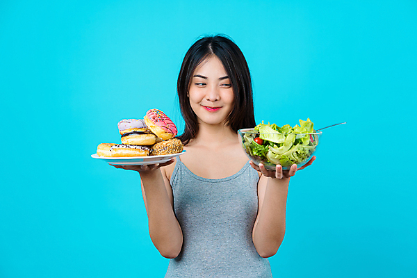 포토 JPG 해외이미지 백인 모델 라이프스타일 응시 여자 감정 아시아 음식 백그라운드 다이어트 디저트 건강 한명 사람 동양인 성인 파란색 컬러풀 우주 케이크 금지 자신감 선택 도넛 달콤 맛 정크푸드 폐기물 설탕 먹기 긍정 의심 고립 적자 카피스페이스 해외포토 서양인 1 시선 나라 컬러 컨셉 모션 인종 생활 공백 쓰레기 파일형식 이미지허브