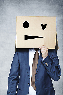 포토 JPG 해외이미지 남자 회색배경 한명 정장 상반신 성인 앞모습 잡기 비즈니스맨 종이상자 성인남자한명만 못마땅 해외포토 1 옷 감정 뷰포인트 백그라운드 비즈니스 모션 사람 상자 회색 직장인 남자한명만 성인남자만 파일형식 이미지허브