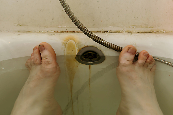 포토 JPG 해외이미지 돈 발 아파트 주택 수영장 통 사람 사람없음 물 목욕 방 욕실 수리 지저분함 위생 빨래 가난 부식 불행 시스템 위생관리 생존 공급 해외포토 자연요소 컨셉 가사 관리 건물 신체부위 청결 감각 재산 파일형식 이미지허브