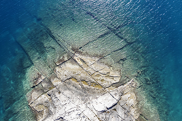 포토 JPG 해외이미지 유럽 파도 바다 백그라운드 자연 표면 추상 휴가 안테나 풍경 사람없음 물 파란색 햇빛 태양 맑음 바위 거친 정상 지중해 장면 석호 내추럴 드론 터키석 해외포토 자연요소 나라 컬러 무늬 통신 날씨 돌_바위 보석 생태계 파일형식 이미지허브