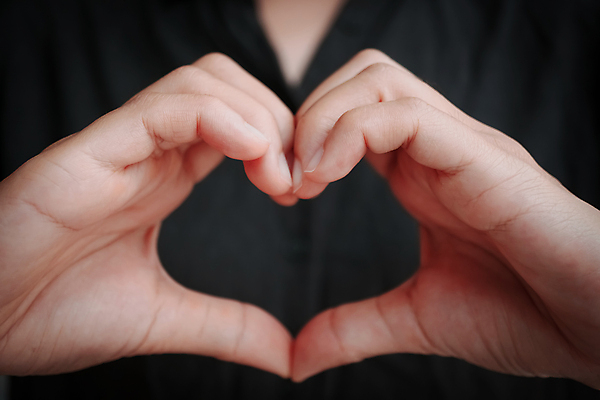 포토 JPG 해외이미지 손 실내 사랑 근접촬영 아웃포커스 신체부위 손하트 해외포토 감정 뷰포인트 촬영기법 사람 손짓 내부 파일형식 이미지허브