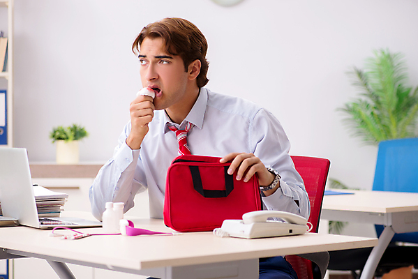 포토 JPG 해외이미지 남자 실내 한명 들기 상반신 성인 앞모습 비즈니스맨 구급상자 응급치료 성인남자한명만 해외포토 1 뷰포인트 비즈니스 모션 사람 내부 치료 의료용품 직장인 남자한명만 성인남자만 파일형식 이미지허브