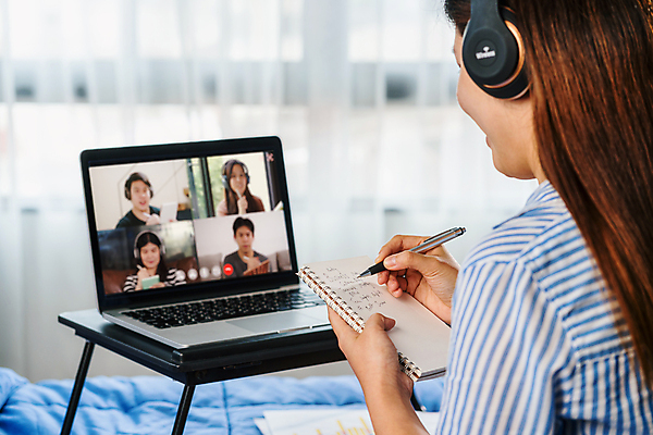 포토 JPG 해외이미지 학생 교육 남자 이어폰 비즈니스 통신 교실 태국 회의 한명 미소 사람 동양인 성인 컴퓨터 펜 디지털 헤드폰 토론 강의 대학교 멀리 세미나 온라인강의 웨비나 해외포토 1 아시아 음향기기 학교 표정 인종 전자제품 필기구 파일형식 언택트 이미지허브