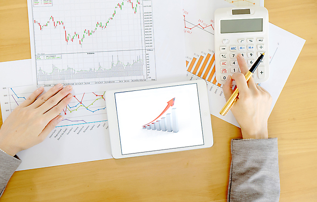 포토 JPG 해외이미지 직업 여자 인터넷 비즈니스 사업가 그래프 사람 앉기 사람없음 금융 컴퓨터 사무실 알약 디지털 자료 계산기 성장 잡기 작업 비즈니스우먼 계획 상담원 종업원 책상 경영자 이익 마케팅 분석가 해외포토 가구 컨셉 모션 문구용품 경제 전자제품 약 장비 직장인 사무원 리더 파일형식 이미지허브