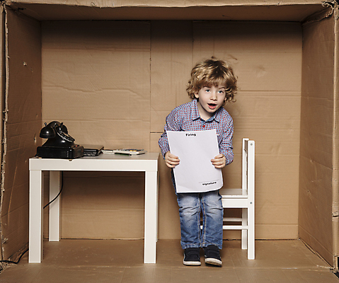 포토 JPG 해외이미지 전신 응시 남자 종이 어린이 비즈니스 한명 들기 앉기 소년 앞모습 컴퓨터 상자 사무실 장비 슬픔 분노 업무 비즈니스맨 작음 실업자 전화기 투자 해고 소년만 소년한명만 해외포토 1 시선 감정 뷰포인트 모션 사람 전자제품 작업 직장인 크기 남자만 남자한명만 어린이만 파일형식 이미지허브