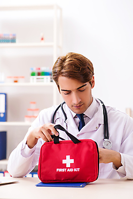 포토 JPG 해외이미지 남자 실내 한명 상반신 성인 앞모습 의사 잡기 구급상자 확인 성인남자한명만 해외포토 1 뷰포인트 모션 사람 내부 의료진 의료용품 남자한명만 성인남자만 파일형식 이미지허브