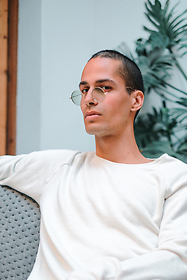 포토 JPG 해외이미지 백인 모델 유럽 안경 벽 와이셔츠 반바지 맨발 벽돌 짧은머리 건강 한명 20대 야외 소파 선글라스 유행 회색 흰색 발사 심각 이국적 저지 스타일 해외포토 서양인 1 헤어스타일 잡화 나라 컬러 컨셉 셔츠 의자 바지 발 사람 청년 파일형식 이미지허브