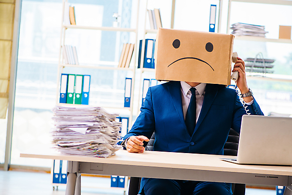 포토 JPG 해외이미지 남자 실내 한명 들기 정장 상반신 성인 앞모습 사무실 업무 비즈니스맨 종이상자 통화 불만족 우울감 성인남자한명만 해외포토 1 옷 감정 뷰포인트 컨셉 비즈니스 모션 사람 내부 상자 작업 직장인 남자한명만 성인남자만 파일형식 이미지허브