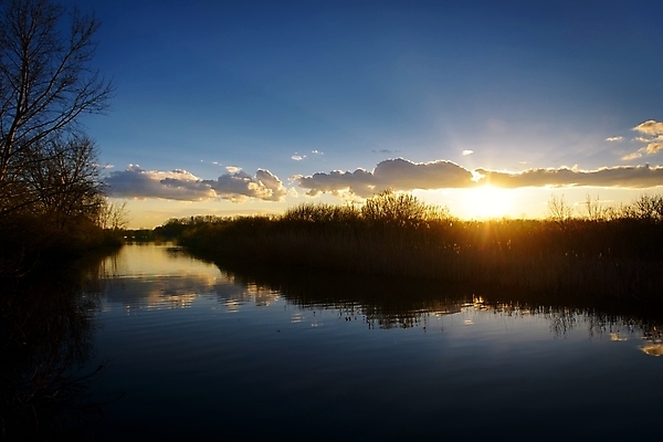 포토 JPG 해외이미지 나무 구름 호수 자연 하늘 날씨 사람없음 물 반사 환경 황혼 일몰 흐름 연못 신선 보호 숲 강가 에코 휴양지 헝가리 내추럴 뱃놀이 생태학 해외포토 자연요소 식물 교육 컨셉 배_교통 강 노을 전통놀이 장소 생태계 동유럽 파일형식 이미지허브