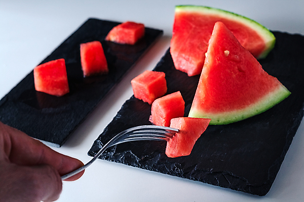 포토 JPG 해외이미지 접시 계절 음식 조각 백그라운드 컨셉 다이어트 과일 디저트 수박 건강 사랑 씨앗 사람없음 빨간색 초록색 물 여름 검은색 흰색 신선 사발 달콤 맛 멜론 자르기 날것 내추럴 고립 석판 숙성 채식주의자 해외포토 자연요소 식물 식기 감정 컬러 모션 사기그릇 채식 파일형식 이미지허브