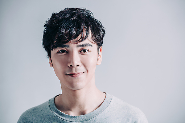 포토 JPG 해외이미지 응시 남자 한명 동양인 상반신 성인 앞모습 성인남자한명만 해외포토 1 시선 뷰포인트 사람 인종 남자한명만 성인남자만 파일형식 이미지허브