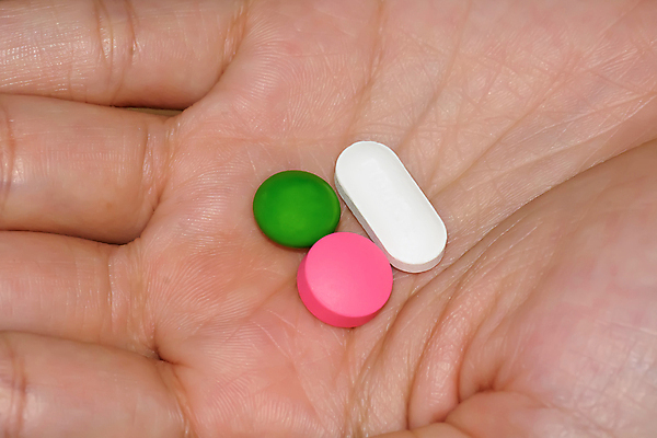 포토 JPG 해외이미지 손 백그라운드 건강 사람 사람없음 물 알약 약 고통 흰색 잡기 질병 처방 중독 돌봄 진통제 많음 해외포토 자연요소 감정 컬러 컨셉 의학 모션 신체부위 파일형식 이미지허브