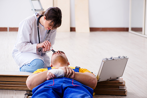 포토 JPG 해외이미지 전신 여자 남자 노동자 실내 상반신 성인 두명 앞모습 치료 눕기 환자 의사 응급치료 성인만 해외포토 직업 뷰포인트 의학 모션 사람 내부 의료진 파일형식 이미지허브