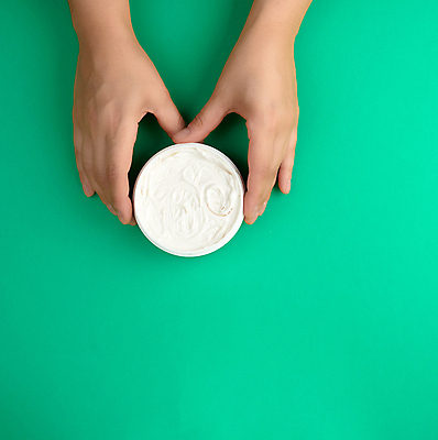 포토 JPG 해외이미지 손 실내 신체부위 뷰티 화장품 잡기 크림 초록배경 해외포토 백그라운드 모션 사람 내부 초록색 파일형식 이미지허브