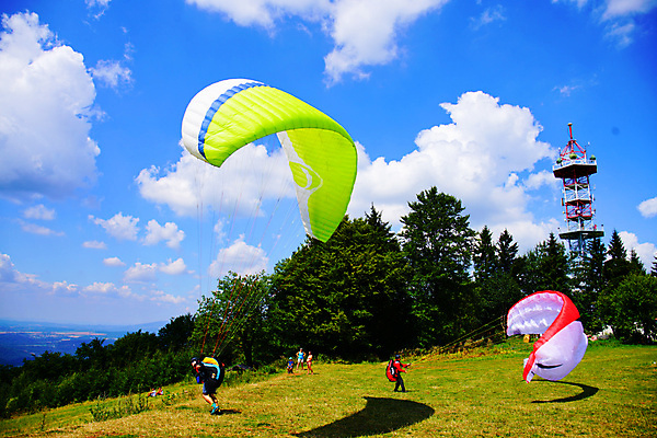 포토 JPG 해외이미지 주간 백그라운드 하늘 사람 풍경 여러명 성인 야외 맑음 비행 잡기 자신감 파일럿 낙하산 체코 패러글라이딩 글라이더 성인만 해외포토 자연요소 직업 감정 유럽 스포츠 다수 모션 날씨 파일형식 이미지허브