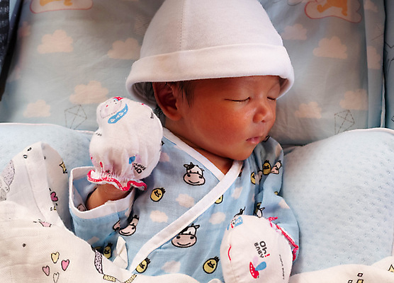 포토 JPG 해외이미지 손 행복 얼굴 어린이 가족 엄마 새로움 따뜻함 건강 병원 한명 사람 소년 임산부 놀이방 성장 흰색 침대 아기 신생아 잠 출산 작음 담요 결백 돌봄 천진난만 안락 해외포토 1 남자 감정 컬러 가구 컨셉 의학 관계 모션 신체부위 임신 크기 파일형식 이미지허브