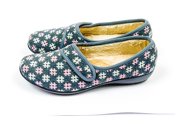 포토 JPG 해외이미지 옷 여자 백그라운드 신발 가정 새로움 슬리퍼 주택 따뜻함 사람없음 유행 흰색 직물 쌍 제비꽃 부드러움 솜털 고립 해외포토 꽃 컬러 컨셉 사람 건물 감각 파일형식 이미지허브