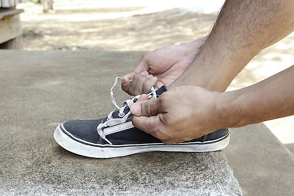포토 JPG 해외이미지 라이프스타일 손 남자 아시아 스포츠 포즈 운동화 신발 신체 아침 넥타이 건강 사람 성인 사람없음 야외 달리기 조깅 운동 햇빛 무릎꿇기 연습 속도 준비 마라톤 양발 운동화끈 해외포토 주간 잡화 나라 모션 경기 생활 신체부위 태양 끈 육상스포츠 파일형식 이미지허브