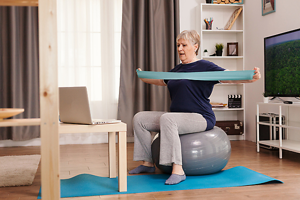 포토 JPG 해외이미지 전신 라이프스타일 여자 노년 할머니 거실 실내 건강 한명 앉기 옆모습 노트북 운동복 운동 매트 당기기 짐볼 연습 헬스밴드 노인여자한명만 해외포토 1 옷 뷰포인트 모션 사람 성인 내부 생활 전자제품 여자한명만 노인여자만 파일형식 이미지허브