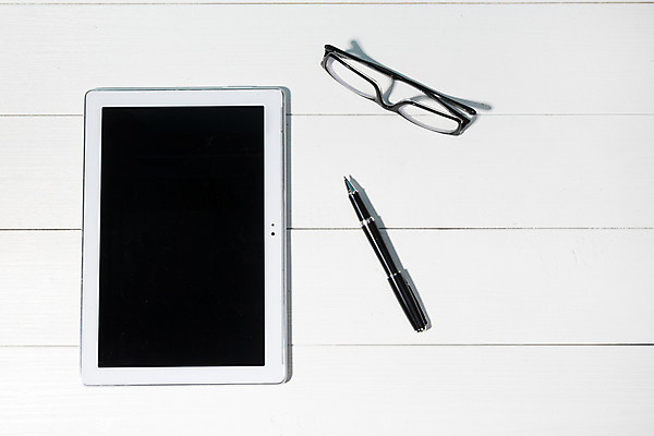 포토 JPG 해외이미지 디자인 종이 안경 커피 백그라운드 컨셉 인터넷 비즈니스 통신 탁자 모바일 직장 사람없음 목재 스마트폰 컴퓨터 사무실 알약 펜 우주 디지털 스크린 검은색 쪽지 공책 공백 장비 터치 흰색 키보드 업무 메시지 정상 무선전화기 책상 전자 패드 해외포토 나무 잡화 음료 컬러 가구 회사 재료 문구용품 전자제품 핸드폰 스마트기기 필기구 약 작업 전화기 파일형식 이미지허브