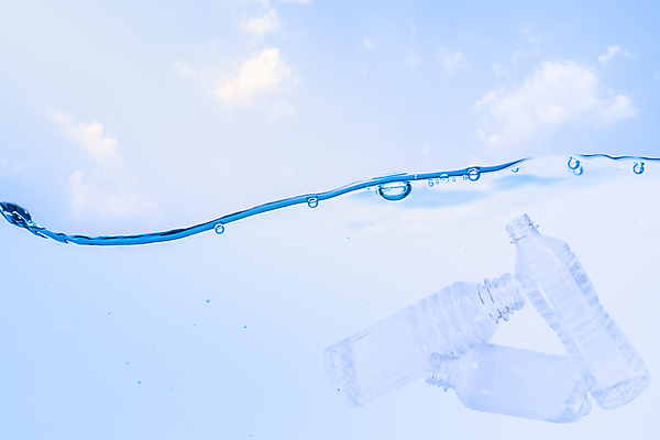 포토 JPG 해외이미지 바다 가방 자연 사람없음 물 파란색 환경 수중 재활용 손상 보호 쓰레기 폐기물 플라스틱 문제 낭비 생태학 해외포토 자연요소 잡화 교육 컬러 컨셉 재질 친환경 생태계 파일형식 이미지허브