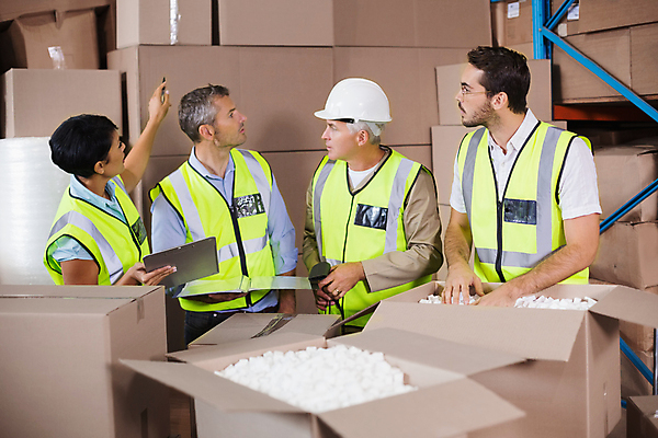 포토 JPG 해외이미지 백인 여자 남자 40대 중년 50대 노동자 실내 말하기 대화 여러명 상반신 20대 성인 앞모습 옆모습 30대 상자 올려보기 가리킴 작업 안전모 물류창고 해외포토 서양인 직업 뷰포인트 다수 모션 사람 손짓 청년 내부 장년 헬멧 안전장비 창고 파일형식 이미지허브