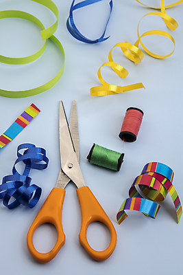 포토 JPG 해외이미지 디자인 리본 백그라운드 컨셉 창조 미술 취미 사람없음 장식 빨간색 초록색 세트 노란색 장비 도구 공구 직물 그룹 실 바느질 자르기 공예 수집 오브젝트 만들기 날카로움 테이프 실타래 한조각 고립 솜씨 항목 핸드메이드 해외포토 1 컬러 모션 문화예술 문구용품 파일형식 이미지허브