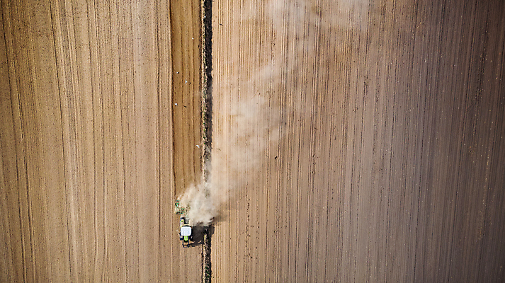 포토 JPG 해외이미지 계절 산업 패턴 밭 농업 노동자 건조 씨앗 풍경 사람없음 야외 농작물 농장 농경지 기계 흙 장비 운전 수확 시골 업무 농부 땅 만취 준비 먼지 트랙터 드론 밭일 쟁기 조감도 파종 해외포토 식물 직업 무늬 모션 농사 작업 농기계 특수차량 술취함 파일형식 이미지허브