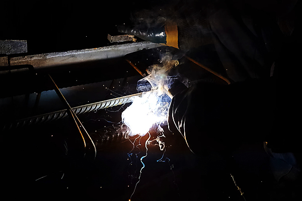 포토 JPG 해외이미지 직업 손 산업 포즈 장갑 공장 불꽃 노동자 골격 가면 사람없음 야외 빛 금속 도구 손전등 잡기 뜨거움 수술 붓기 수리 제조 보호 위험 땅 공학 국회 온실 용접 용접공 철강 해외포토 잡화 교육 컨셉 공업 의학 모션 재질 불 조명 신체부위 치료 파일형식 이미지허브